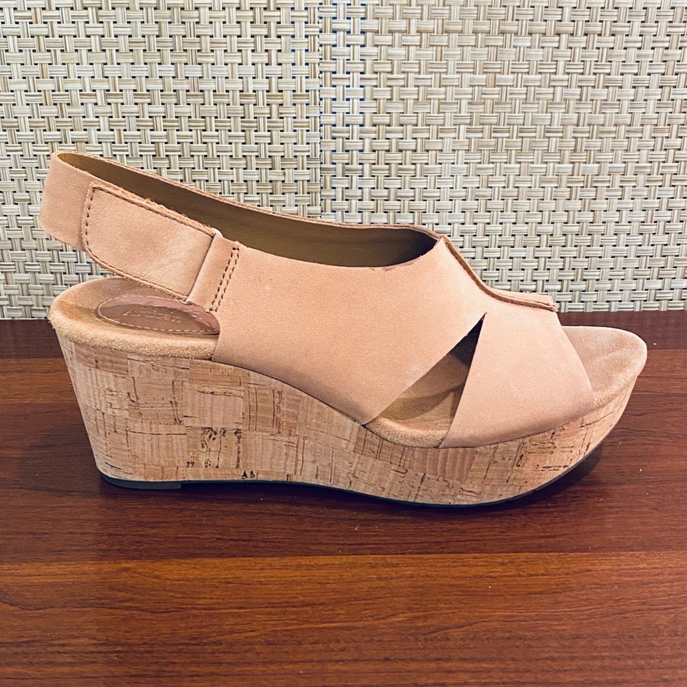 π11xHPππLike New! Clarks Artisan Wedge Sandals Caslynn Tan Nubuck 9M - Picture 7 of 12